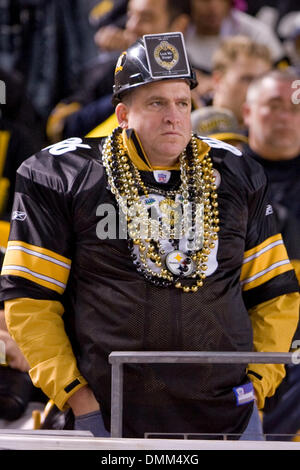 4. Oktober 2009: Pittsburgh Steelers Fan auf der Tribüne während der NFL Football-Spiel zwischen den San Diego Chargers und Pittsburgh Steelers in Heinz Field in Pittsburgh, Pennsylvania.  Die Steelers gegen die Chargers 38-28. (Kredit-Bild: © Southcreek Global/ZUMApress.com) Stockfoto