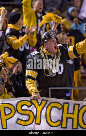 4. Oktober 2009: Pittsburgh Steelers Fan auf der Tribüne während der NFL Football-Spiel zwischen den San Diego Chargers und Pittsburgh Steelers in Heinz Field in Pittsburgh, Pennsylvania.  Die Steelers gegen die Chargers 38-28. (Kredit-Bild: © Southcreek Global/ZUMApress.com) Stockfoto