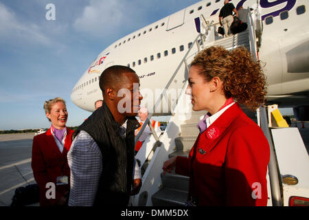 23. Oktober 2009 - Tampa, Florida, USA - Tampa Bay Buccaneers Cheftrainer RAHEEM MORRIS grüßt Mitglieder der Flugbesatzung besteigt er, zusammen mit seinem Team eine Virgin Atlantic-Boeing 747-400 Flugzeuge in Tampa International Airport für eine Reise nach London-Heathrow für die NFL International Series-Spiel gegen die New England Patriots (Credit-Bild: © Brian Blanco/ZUMA drücken) Stockfoto