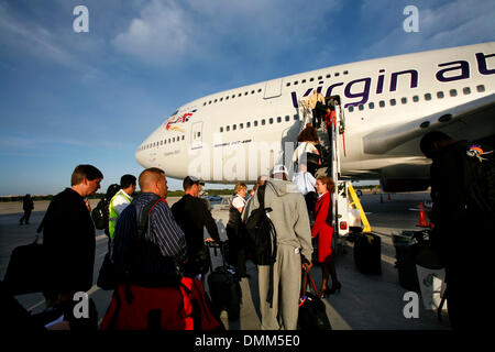 23. Oktober 2009 - Tampa, Florida, USA - Mitglieder von den Tampa Bay Buccaneers an Bord eines Flugzeugs Virgin Atlantic-Boeing 747-400 in Tampa International Airport für eine Reise nach London-Heathrow für die NFL International Series-Spiel gegen die New England Patriots (Credit-Bild: © Brian Blanco/ZUMA drücken) Stockfoto