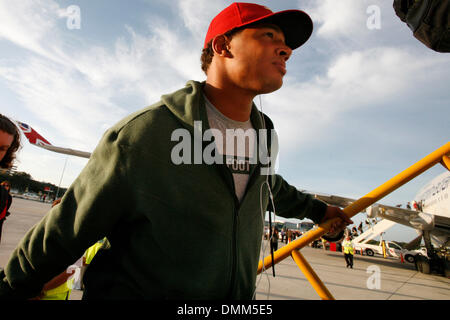 23. Oktober 2009 - Tampa, Florida, USA - Tampa Bay Buccaneers quarterback JOSH FREEMAN Bretter eine Virgin Atlantic-Boeing 747-400 Flugzeuge in Tampa International Airport für eine Reise nach London-Heathrow für die NFL International Series-Spiel gegen die New England Patriots (Credit-Bild: © Brian Blanco/ZUMA drücken) Stockfoto