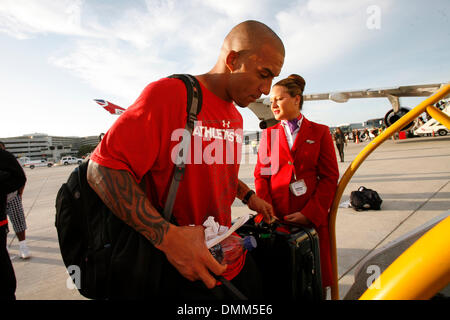 23. Oktober 2009 - Tampa, Florida, USA - Tampa Bay Buccaneers-Tight-End KELLEN WINSLOW Bretter eine Virgin Atlantic-Boeing 747-400 Flugzeuge in Tampa International Airport für eine Reise nach London-Heathrow für die NFL International Series-Spiel gegen die New England Patriots (Credit-Bild: © Brian Blanco/ZUMA drücken) Stockfoto