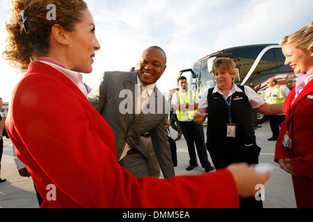 23. Oktober 2009 - Tampa, Florida, USA - ehemalige Tampa Bay Buccaneers Linebacker und aktuellen Team scout SHELTON QUARLES Bretter ein Virgin Atlantic-Boeing 747-400 Flugzeuge in Tampa International Airport für eine Reise nach London-Heathrow für die NFL International Series-Spiel gegen die New England Patriots (Credit-Bild: © Brian Blanco/ZUMA drücken) Stockfoto