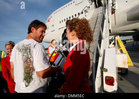 23. Oktober 2009 - Tampa, Florida, USA - ehemalige Tampa Bay Buccaneers Verteidiger MIKE ALSTOTT Bretter eine Virgin Atlantic-Boeing 747-400 Flugzeuge in Tampa International Airport für eine Reise nach London-Heathrow für die NFL International Series-Spiel gegen die New England Patriots (Credit-Bild: © Brian Blanco/ZUMA drücken) Stockfoto