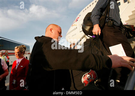 23. Oktober 2009 - Tampa, Florida, USA - Tampa Bay Buccaneers defensive Tackle CHRIS HOVAN Bretter eine Virgin Atlantic-Boeing 747-400 Flugzeuge in Tampa International Airport für eine Reise nach London-Heathrow für die NFL International Series-Spiel gegen die New England Patriots (Credit-Bild: © Brian Blanco/ZUMA drücken) Stockfoto