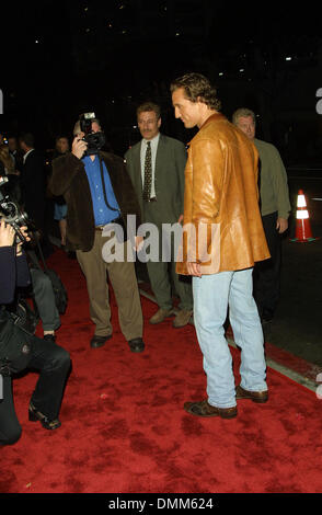 9. April 2002 - Santa Monica, Kalifornien, USA - MATTHEW MCCONAUGHEY... GEBRECHLICHKEIT - PREMIERE. LAEMMLE SANTA MONICA, KALIFORNIEN. 9. APRIL 2002. NINA PROMMER / 2002 K24635NP (Kredit-Bild: © Globe Photos/ZUMAPRESS.com) Stockfoto