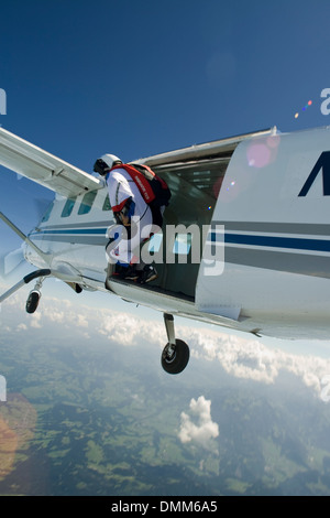 Fallschirmspringer ist gerade dabei, aus einem Flugzeug zu springen. Er ist in einem Wingsuit und Erfahrung der Freifall bald. Stockfoto