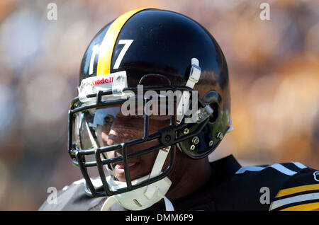 25. Oktober 2009: Pittsburgh Steelers Wide Receiver Mike Wallace (17) erwärmt sich vor einem Spiel gegen die Minnesota Vikings in Heinz Field in Pittsburgh PA. Pittsburgh gewann das Spiel 27-17. Obligatorische Credit: Mark Konezny / Southcreek Global. (Kredit-Bild: © Southcreek Global/ZUMApress.com) Stockfoto