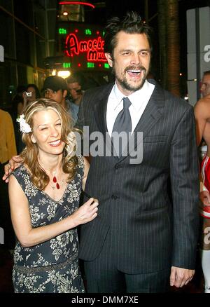 22. Oktober 2002 - Hollywood, Kalifornien, USA - JOHNNY KNOXVILLE und Frau... JACKASS THE MOVIE - WORLD PREMIERE. ARCLIGHT THEATER, HOLLYWOOD, KALIFORNIEN. 21. OKTOBER 2002. NINA PROMMER / K26771NP (Kredit-Bild: © Globe Photos/ZUMAPRESS.com) Stockfoto