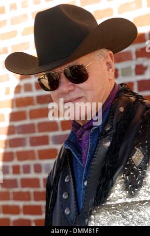 10. November 2002 - Los Angeles, Kalifornien, USA - LARRY HAGMAN... LOVE RIDE 19. GLENDALE HARLEY DAVIDSON AUF SEE CASTAIC, CA. 10. NOVEMBER 2002. NINA PROMMER / 2002 K27065NP (Kredit-Bild: © Globe Photos/ZUMAPRESS.com) Stockfoto