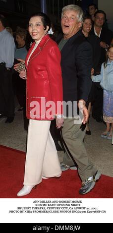 25. August 2001 - Los Angeles, Kalifornien, USA - ANN MILLER und ROBERT MORSE. "KISS ME KATE" Premiere. SHUBERT THEATRE, Jahrhundert Los Angeles, CA 24. August 2001. NINA PROMMER / 2001 K22718NP (D) (Kredit-Bild: © Globe Photos/ZUMAPRESS.com) Stockfoto