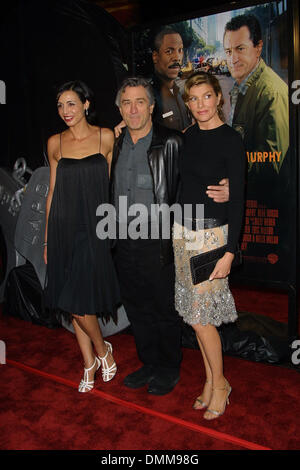 12. März 2002 - Los Angeles, Kalifornien, USA - DRENA DE NIRO (ADOPTIVTOCHTER von ROBERT DE NIRO), ROBERT DE NIRO und RENE RUSSO... SHOWTIME. PREMIERE, MANN CHINESE THEATER, HOLLYWOOD, KALIFORNIEN. 11. MÄRZ 2002. NINA PROMMER / 2002. K24324NP. (Kredit-Bild: © Globe Photos/ZUMAPRESS.com) Stockfoto