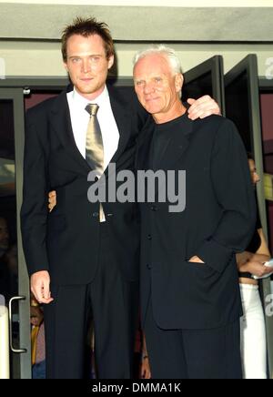 9. Juli 2002 - Los Angeles, Kalifornien, USA - PAUL BETTANY und MALCOLM MCDOWELL... " GANGSTER NO. 1 "-LOS ANGELES PREMIERE. LAEMMLE SUNSET 5, LOS ANGELES, KALIFORNIEN. 8. JULI 2002. NINA PROMMER / 2002 K25491NP (Kredit-Bild: © Globe Photos/ZUMAPRESS.com) Stockfoto