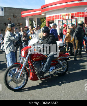 10. November 2002 - Los Angeles, Kalifornien, USA - ROBERT PATRICK... LOVE RIDE 19. GLENDALE HARLEY DAVIDSON AUF SEE CASTAIC, CA. 10. NOVEMBER 2002. NINA PROMMER / 2002 K27065NP (Kredit-Bild: © Globe Photos/ZUMAPRESS.com) Stockfoto