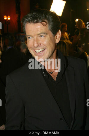 11. November 2002 - Los Angeles, Kalifornien, USA - PIERCE BROSNAN-... DIE ANOTHER DAY - JAMES BOND PREMIERE-. SHRINE AUDITORIUM, LOS ANGELES, CA-. 11. NOVEMBER 2002-. NINA PROMMER / 2002 K27111NP (Kredit-Bild: © Globe Photos/ZUMAPRESS.com) Stockfoto