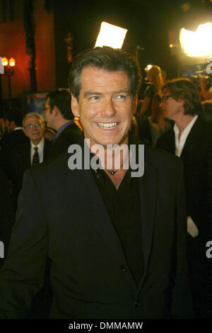 11. November 2002 - Los Angeles, Kalifornien, USA - PIERCE BROSNAN-... DIE ANOTHER DAY - JAMES BOND PREMIERE-. SHRINE AUDITORIUM, LOS ANGELES, CA-. 11. NOVEMBER 2002-. NINA PROMMER / 2002 K27111NP (Kredit-Bild: © Globe Photos/ZUMAPRESS.com) Stockfoto