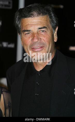 19. November 2002 - Hollywood, Kalifornien, USA - ROBERT FORSTER... RICHARD TYLER MODENSCHAU. CELEBRITY CENTER, HOLLYWOOD, CA. NINA PROMMER / 2002 K27169NP (Kredit-Bild: © Globe Photos/ZUMAPRESS.com) Stockfoto