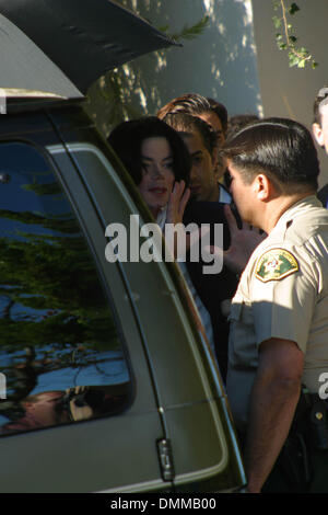 3. Dezember 2002 - Santa Maria, Kalifornien, USA - MICHAEL JACKSON... GERICHTSVERHANDLUNG KOMMT AM SANTA MARIA GERICHT-. SANTA MARIA, CA -. 3. DEZEMBER 2002-. NINA PROMMER / 2002 K27170NP (Kredit-Bild: © Globe Photos/ZUMAPRESS.com) Stockfoto