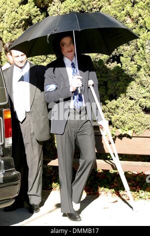 4. Dezember 2002 - Santa Maria, Kalifornien, USA - MICHAEL JACKSON. AM GERICHT FÜR SEINE TRIAL - SANTA MARIA. SANTA MARIA, CA. 4. DEZEMBER 2002. NINA PROMMER / 2002 K27170NP * (Kredit-Bild: © Globe Photos/ZUMAPRESS.com) Stockfoto