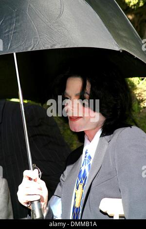 4. Dezember 2002 - Santa Maria, Kalifornien, USA - MICHAEL JACKSON. AM GERICHT FÜR SEINE TRIAL - SANTA MARIA. SANTA MARIA, CA. 4. DEZEMBER 2002. NINA PROMMER / 2002 K27170NP * (Kredit-Bild: © Globe Photos/ZUMAPRESS.com) Stockfoto