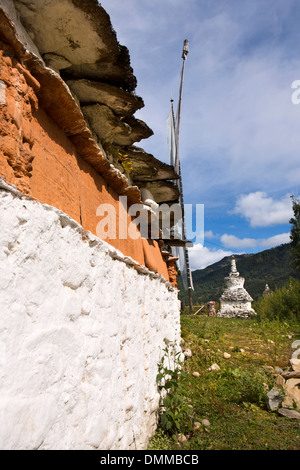 Bhutan, Bumthang Valley, Jambey alte grob gemalten Mani Mauer und Stein chorten Stockfoto