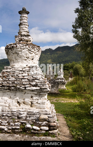 Bhutan, Bumthang Valley, Jambey Linie weiß getünchten der alten steinerne Chörten in ländlichen Landschaft Stockfoto