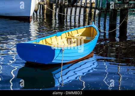 Ein blau lackiertes traditionelles Holzboot, das an der Wooden Boat School in Franklin im Tasmanischen Huon Valley vor Anker liegt Stockfoto