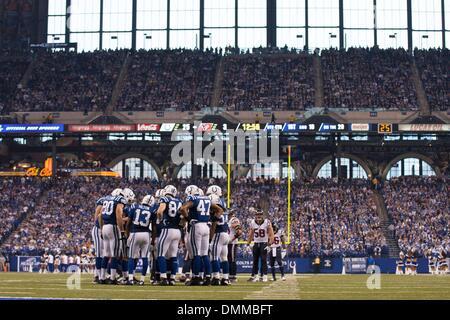 Indianapolis, IN, USA. 15. Dezember 2013. Die Indianapolis Colts in ein Wirrwarr während der NFL-Spiel zwischen den Houston Texans und die Indianapolis Colts im Lucas Oil Stadium in Indianapolis, IN. Die Indianapolis Colts besiegte die Houston Texans 25-3. Bildnachweis: Csm/Alamy Live-Nachrichten Stockfoto