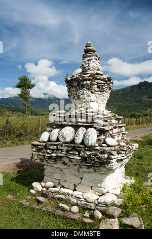 Bumthang Valley, Bhutan, Jambey alten weißen Stein Chorten in ländlichen Landschaft Stockfoto