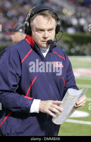 17. Oktober 2009: Ole Miss Head Coach Houston Nutt während der Spielaktion im Spiel zwischen den UAB Blazers und der Ole Miss Rebellen Vaught Hemingway-Stadion in Oxford, MS gespielt wird.  Der Ole Miss Rebellen besiegt die UAB Blazers 48-13. . Obligatorische Credit: Fichte Derden / Southcreek Global (Kredit-Bild: © Southcreek Global/ZUMApress.com) Stockfoto