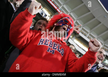 17. Oktober 2009: Ole Miss Fans während der Spielaktion im Spiel zwischen den UAB Blazers und der Ole Miss Rebellen Vaught Hemingway-Stadion in Oxford, MS gespielt wird.  Der Ole Miss Rebellen besiegt die UAB Blazers 48-13. . Obligatorische Credit: Fichte Derden / Southcreek Global (Kredit-Bild: © Southcreek Global/ZUMApress.com) Stockfoto