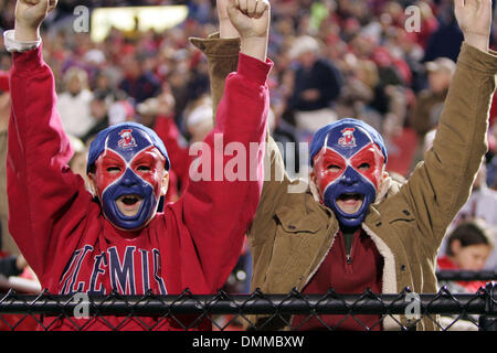 17. Oktober 2009: Ole Miss Fans während der Spielaktion im Spiel zwischen den UAB Blazers und der Ole Miss Rebellen Vaught Hemingway-Stadion in Oxford, MS gespielt wird.  Der Ole Miss Rebellen besiegt die UAB Blazers 48-13. . Obligatorische Credit: Fichte Derden / Southcreek Global (Kredit-Bild: © Southcreek Global/ZUMApress.com) Stockfoto