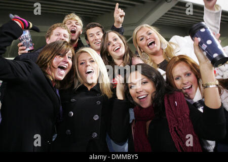 17. Oktober 2009: Ole Miss Fans während der Spielaktion im Spiel zwischen den UAB Blazers und der Ole Miss Rebellen Vaught Hemingway-Stadion in Oxford, MS gespielt wird.  Der Ole Miss Rebellen besiegt die UAB Blazers 48-13. . Obligatorische Credit: Fichte Derden / Southcreek Global (Kredit-Bild: © Southcreek Global/ZUMApress.com) Stockfoto