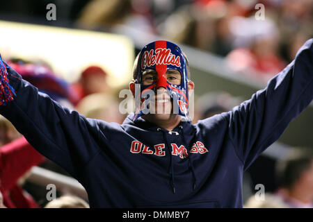 17. Oktober 2009: Ole Miss Fans während der Spielaktion im Spiel zwischen den UAB Blazers und der Ole Miss Rebellen Vaught Hemingway-Stadion in Oxford, MS gespielt wird.  Der Ole Miss Rebellen besiegt die UAB Blazers 48-13. . Obligatorische Credit: Fichte Derden / Southcreek Global (Kredit-Bild: © Southcreek Global/ZUMApress.com) Stockfoto