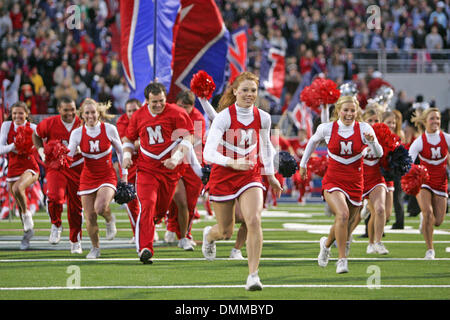 17. Oktober 2009: Ole Miss Cheerleader nehmen das Feld während der Pre-game Action im Spiel zwischen den UAB Blazers und der Ole Miss Rebellen Vaught Hemingway-Stadion in Oxford, MS gespielt wird.  Der Ole Miss Rebellen besiegt die UAB Blazers 48-13. . Obligatorische Credit: Fichte Derden / Southcreek Global (Kredit-Bild: © Southcreek Global/ZUMApress.com) Stockfoto