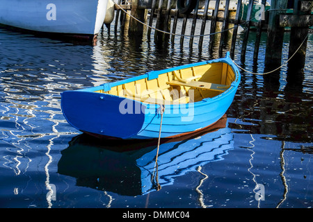 Blau lackierten traditionellen hölzernen Beiboot festgemacht an der hölzernen Boot School Franklin in Tasmanien Stockfoto