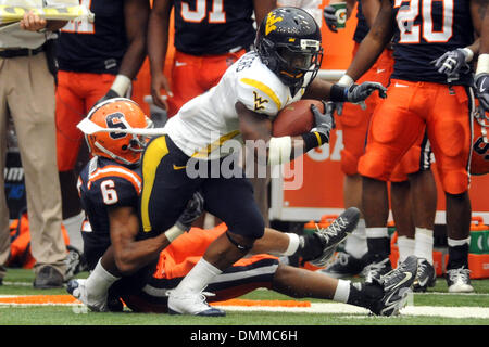 10. Oktober 2009: West Virginia Wide Receiver Jock Sanders ist für einen kurzen Gewinn von Syrakus Cornerback Da'Mon Merkerson (6) im dritten Quartal Samstag 34-13 West Virginia gewinnen über Syrakus in der Carrier Dome in Syracuse, NY gestoppt. (Kredit-Bild: © Southcreek Global/ZUMApress.com) Stockfoto