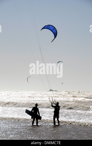 Touristen Kitesurfen am Strand von Essaouira, Marokko Stockfoto