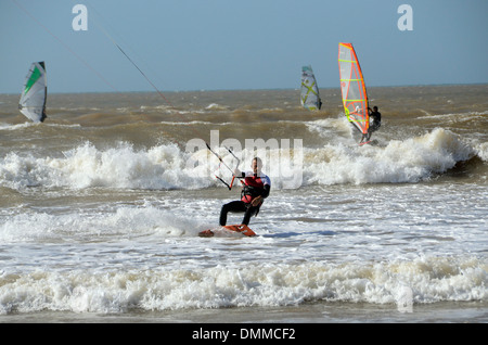 Touristen Kitesurfen und Windsurfen am Strand von Essaouira, Marokko Stockfoto