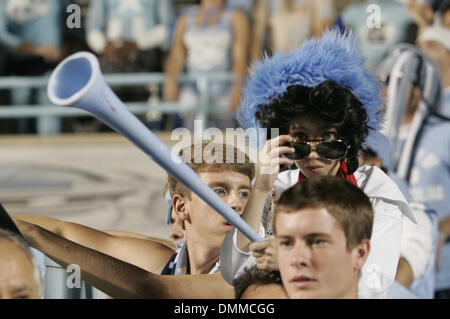 22. Oktober 2009: University of North Carolina Fans jubeln für ihr Team. Die Florida State Seminoles besiegte die University of North Carolina-Tarheels 30-27 Kenan Stadium in Chapel Hill, North Carolina. (Kredit-Bild: © Southcreek Global/ZUMApress.com) Stockfoto