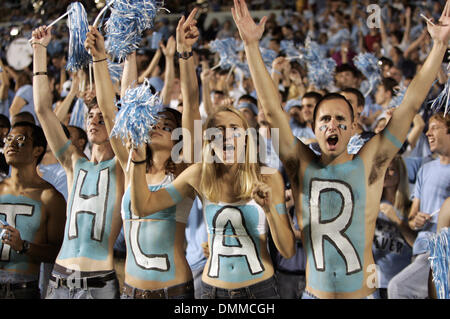 22. Oktober 2009: University of North Carolina Fans jubeln für ihr Team. Die Florida State Seminoles besiegte die University of North Carolina-Tarheels 30-27 Kenan Stadium in Chapel Hill, North Carolina. (Kredit-Bild: © Southcreek Global/ZUMApress.com) Stockfoto