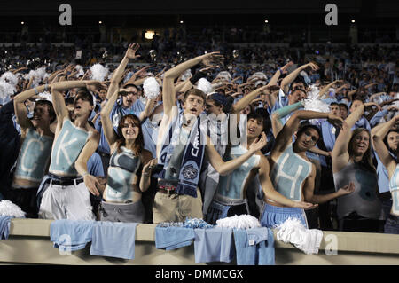 22. Oktober 2009: University of North Carolina Fans jubeln für ihr Team. Die Florida State Seminoles besiegte die University of North Carolina-Tarheels 30-27 Kenan Stadium in Chapel Hill, North Carolina. (Kredit-Bild: © Southcreek Global/ZUMApress.com) Stockfoto