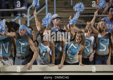 22. Oktober 2009: University of North Carolina Fans jubeln für ihr Team. Die Florida State Seminoles besiegte die University of North Carolina-Tarheels 30-27 Kenan Stadium in Chapel Hill, North Carolina. (Kredit-Bild: © Southcreek Global/ZUMApress.com) Stockfoto