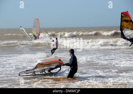 Touristen Kitesurfen und Windsurfen am Strand von Essaouira, Marokko Stockfoto