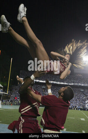 22. Oktober 2009: The Florida State Cheerleader unterhalten das Publikum.  Die Florida State Seminoles besiegte die University of North Carolina-Tarheels 30-27 Kenan Stadium in Chapel Hill, North Carolina. (Kredit-Bild: © Southcreek Global/ZUMApress.com) Stockfoto