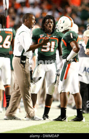 10. Oktober 2009: Miami (FL) defensive zurück Brandon Harris (1) wird von seinem Teamkollegen Miami (FL) defensive Brandon McGee (21) und head Coach Jim Morris gesprochen.  Nr. 11. Miami Hurricanes besiegte Florida A & M Rattlers 48-16 im Landshark Stadium in Miami Gardens, FL. (Credit-Bild: © Southcreek Global/ZUMApress.com) Stockfoto