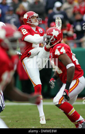 11. Oktober 2009: Kansas City Chiefs Punter Dustin Colquitt (2) Punts während der Cowboy ist 26-20 Sieg über die Chiefs am Arrowhead Stadium. (Kredit-Bild: © Southcreek Global/ZUMApress.com) Stockfoto