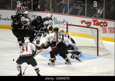 14. Oktober 2009 schlugen die Anaheim Ducks - Anaheim, Kalifornien, USA - Minnesota Wild 3 2 im Honda Center in Anaheim. (Kredit-Bild: © Scott Mitchell/ZUMA Press) Stockfoto