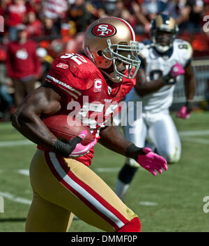 4. Oktober 2009 - San Francisco, Kalifornien - San Francisco 49ers gegen St. Louis Rams im Candlestick Park Sonntag, 4. Oktober 2009. San Francisco 49ers Linebacker Patrick Willis #52 Kopf Touchdown nach abfangen zu passieren. (Kredit-Bild: © Al Golub/ZUMApress.com) Stockfoto