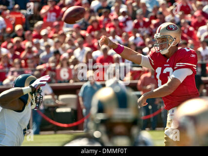 4. Oktober 2009 - San Francisco, Kalifornien - San Francisco 49ers gegen St. Louis Rams im Candlestick Park Sonntag, 4. Oktober 2009. San Francisco 49ers Quarterback Shaun Hill #13 macht Rams Defensivspieler übergeben. (Kredit-Bild: © Al Golub/ZUMApress.com) Stockfoto